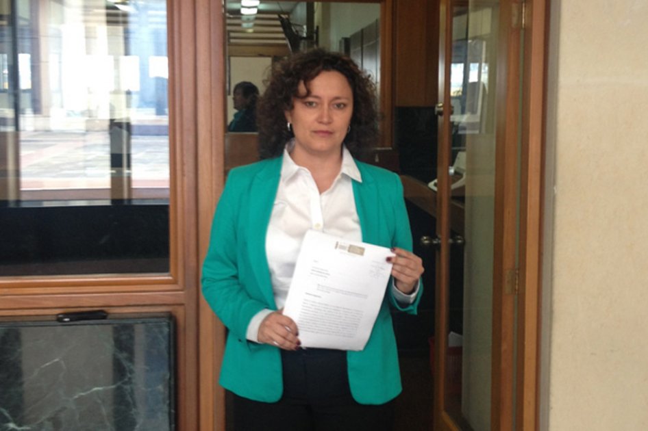 Congresista, declarada abiertamente lesbiana, defiende adopción por parte de parejas gays