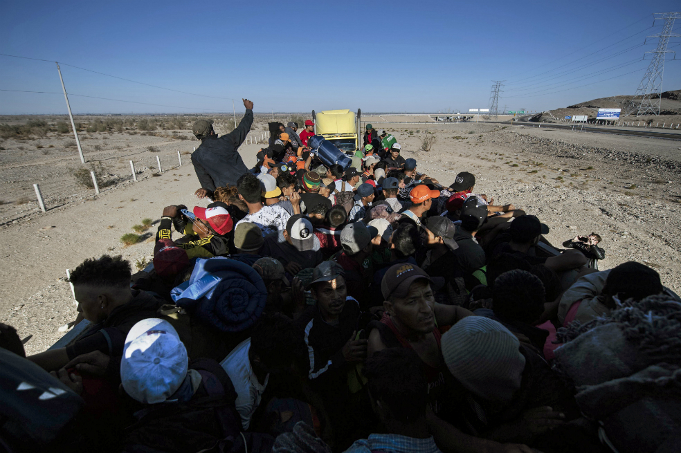 México frena primer intento de caravana migrante de pedir asilo en EE.UU.