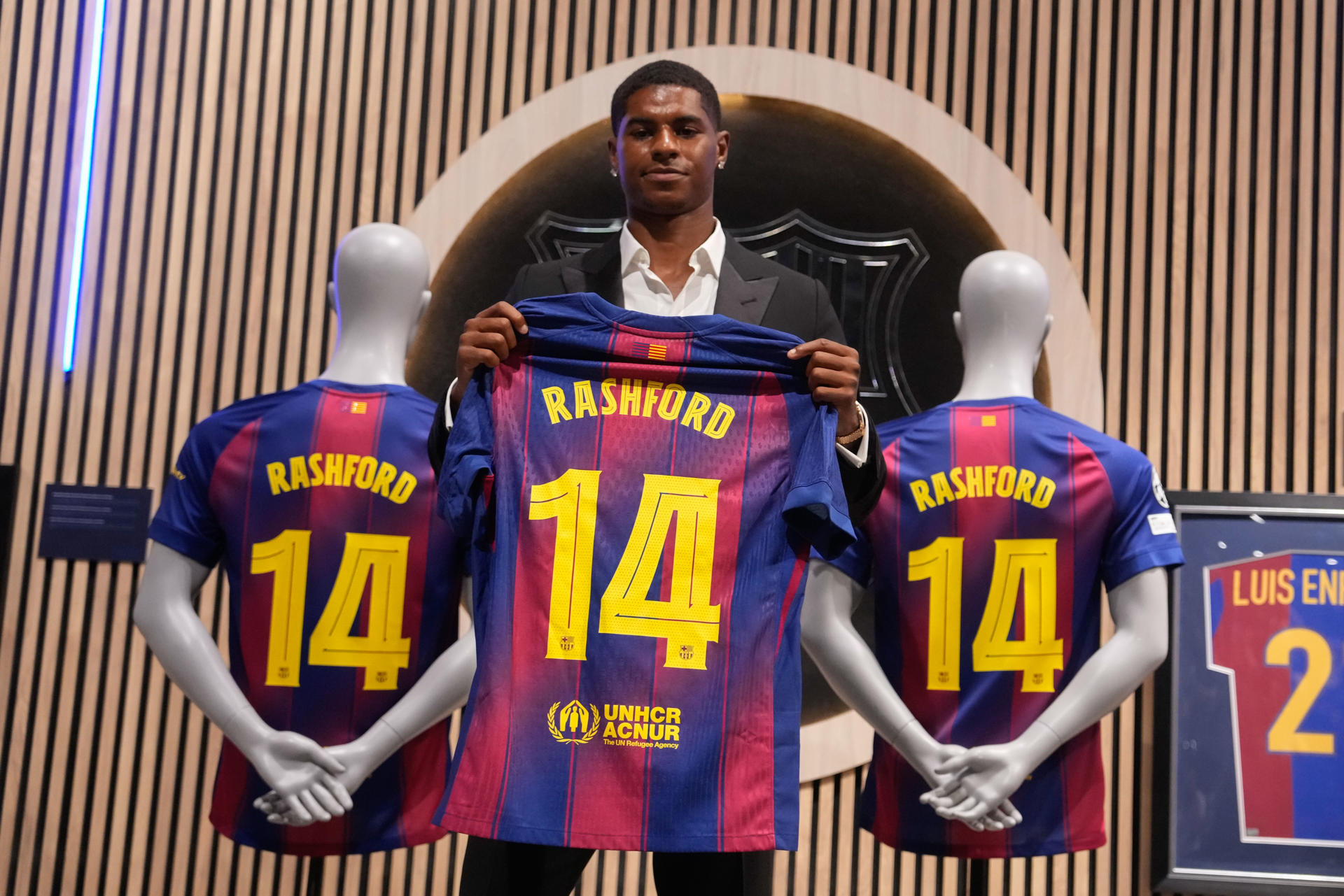 BARCELONA, 23/07/2025.- El delantero internacional inglés Marcus Rashford, comparece este miércoles en un acto con la prensa organizada por el Barcelona en la tienda oficial del Spotify Camp Nou , después de que el equipo azulgrana anunciara su fichaje. Rashford llega al equipo catalán procedente del Manchester United con una cesión por una temporada y una opción de compra por unos 30 millones de euros. EFE/ Enric Fontcuberta
