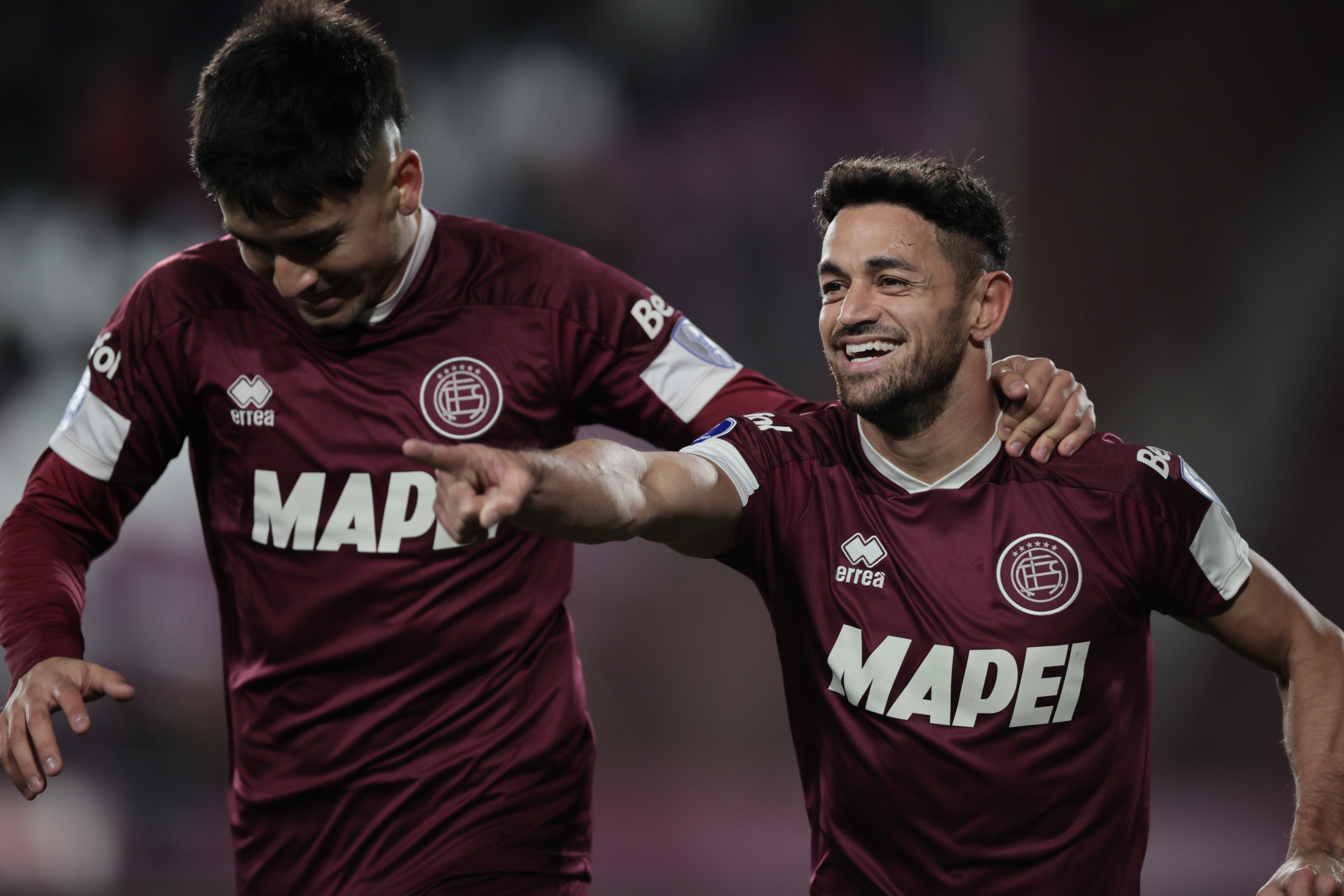 AMDEP5108. LANÚS (ARGENTINA), 21/08/2024.- Lautaro Acosta (d) de Lanús celebra un gol este miércoles, en un partido de los octavos de final de la Copa Sudamericana entre Lanús y LDU Quito en el estadio Ciudad de Lanús en Lanús (Argentina). EFE/ Luciano González