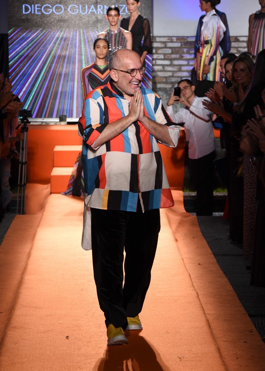 La colección VILLARRICA de Diego Guarnizo, que nace del alma de su pueblo, es una celebración de todo lo que ha inspirado su carrera: la luz, los colores, las tradiciones y el orgullo de ser tolimense.