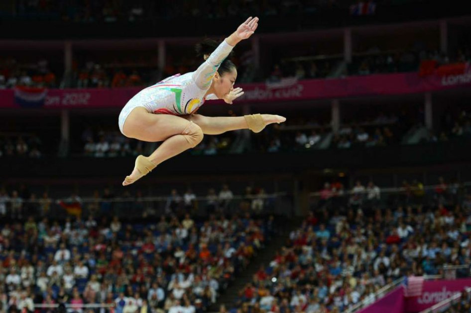 Una gimnasta en el ejercicio de barra de equilibrio. Foto: AFP