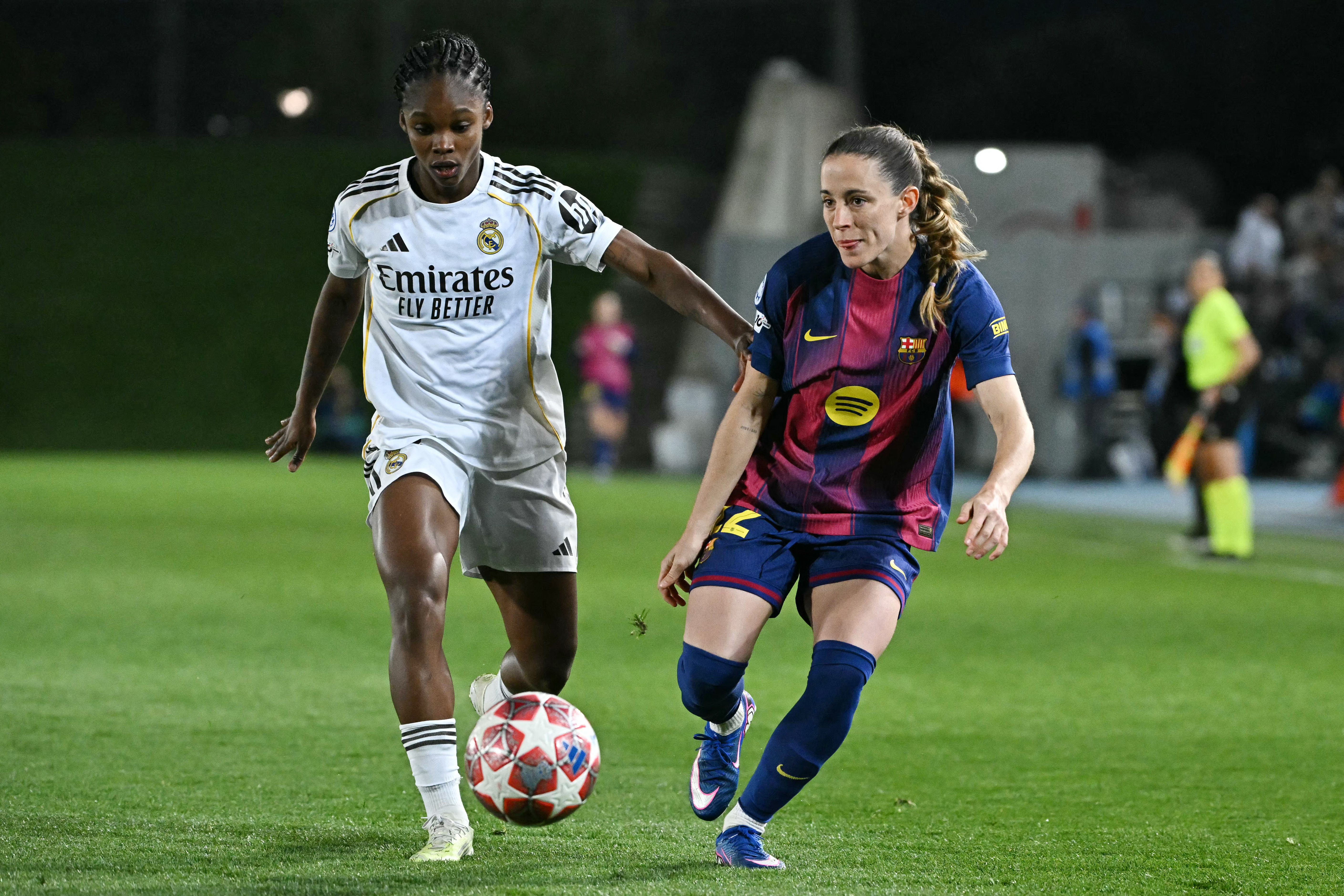Linda Caicedo de Real Madrid durante el partido de ida de los cuartos de final de la UEFA Champions League femenina contra FC Barcelona en el estadio Alfredo Di Stefano de Madrid, España, este 25 de marzo de 2026.