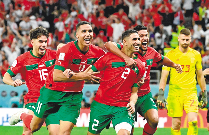 Los jugadores de la selección de Marruecos celebran la victoria sobre España, en octavos de final de Catar 2022.
