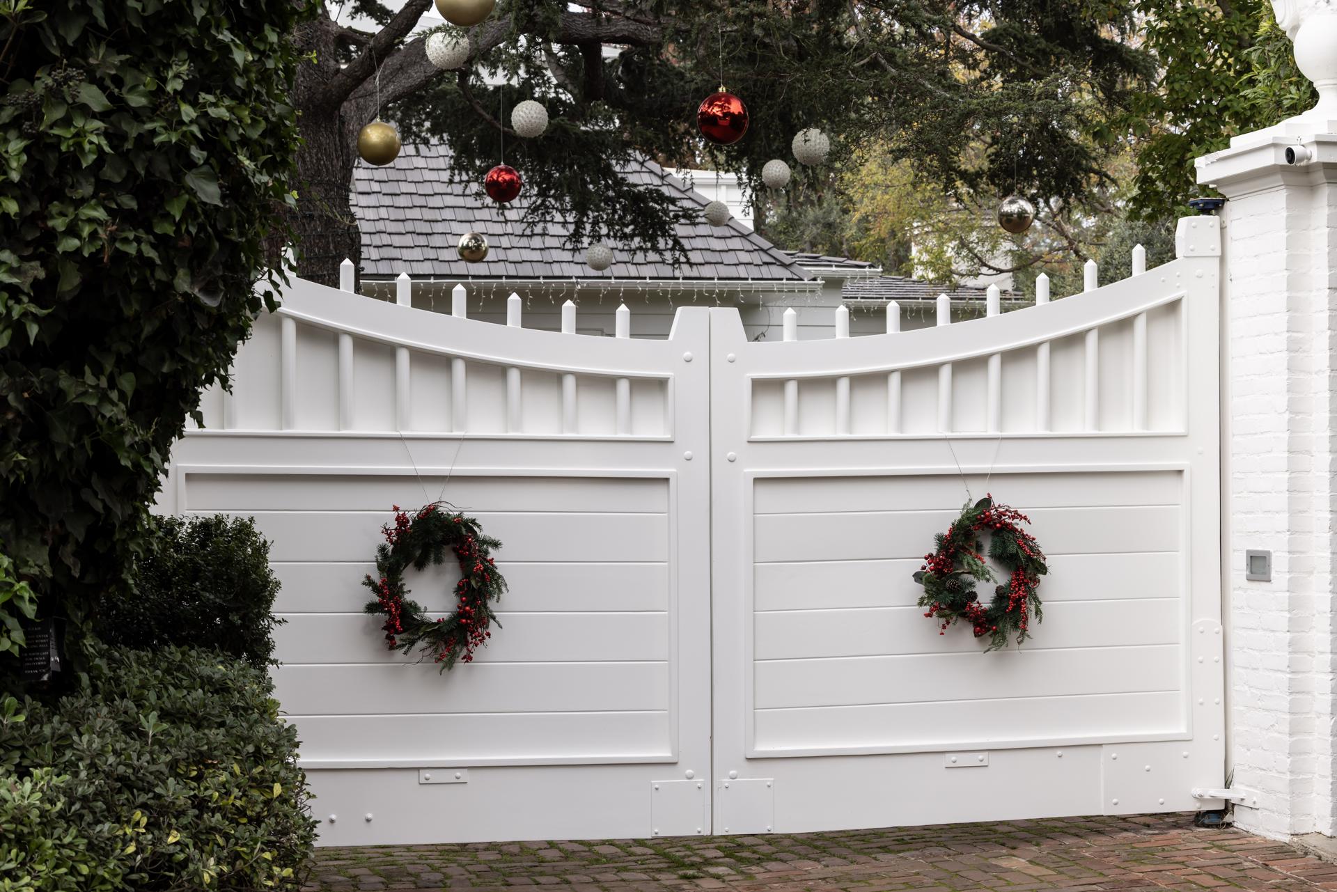 LOS ANGELES (United States), 15/12/2025.- View of an entrace gate in front of the Reiner residence in Brentwood, Los Angeles, California, USA, 15 December 2025. Hollywood director Rob Reiner and his wife Michele Singer Reiner were found dead in their home on 14 December, the Los Angeles Police Department said it is investigating an apparent homicide. EFE/EPA/TED SOQUI

