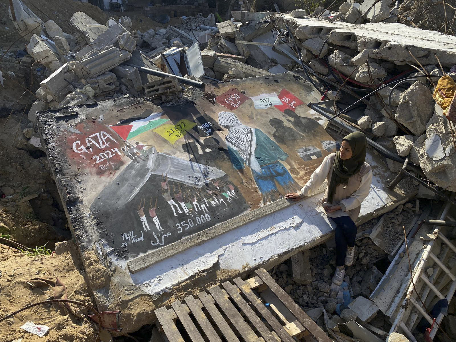 Una pintura entre escombros convierte en arte reivindicativo las cifras de guerra en Gaza
