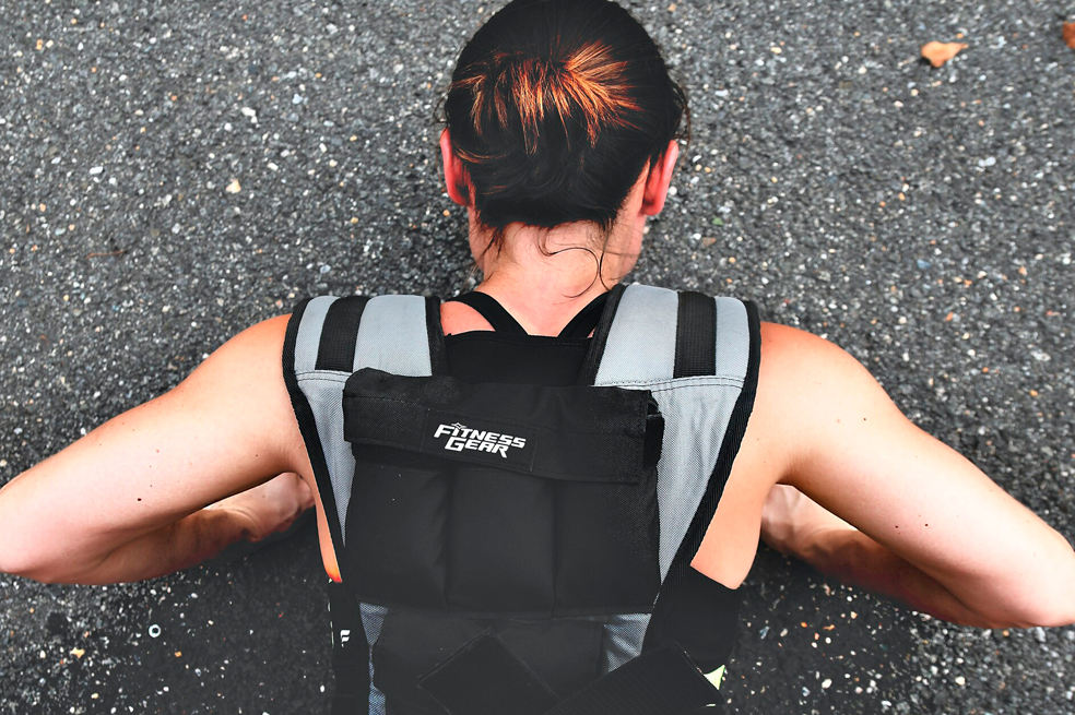 Rutina para trabajar cuerpo completo con mochila o chaleco de plomo