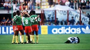 Maradona en el piso, luego de una agresión de uno de los jugadores de Camerún en la Copa del Mundo de Italia 90.  / Cortesía