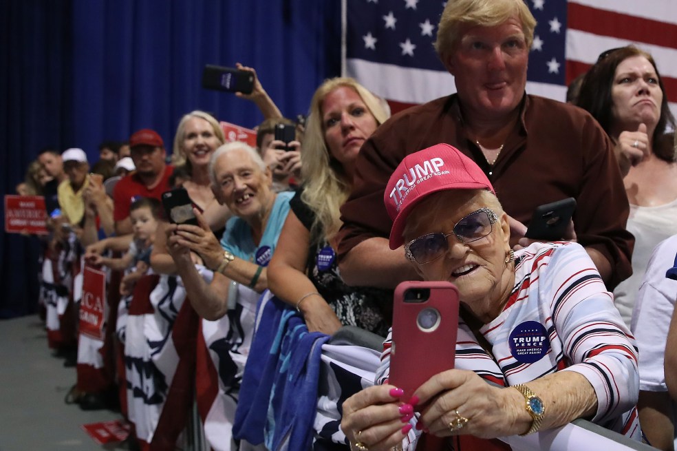 Un grupo de seguidores de Donald Trump en Aston, Pennsylvania. / AFP
