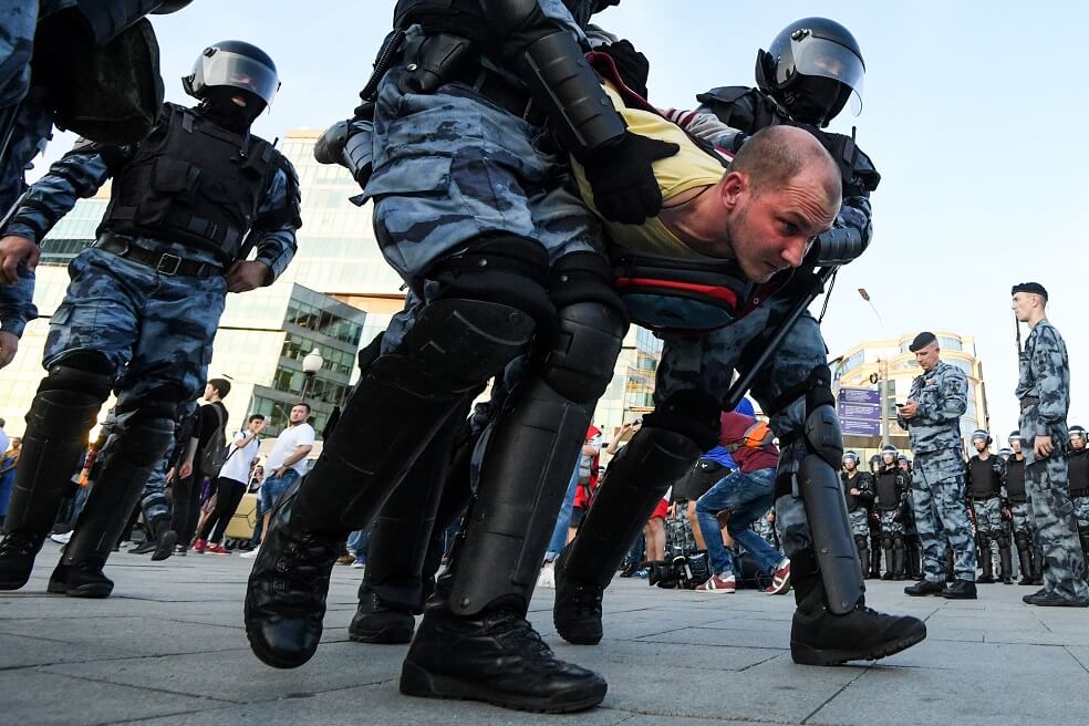 Casi 100 personas fueron procesadas en Rusia por protestar