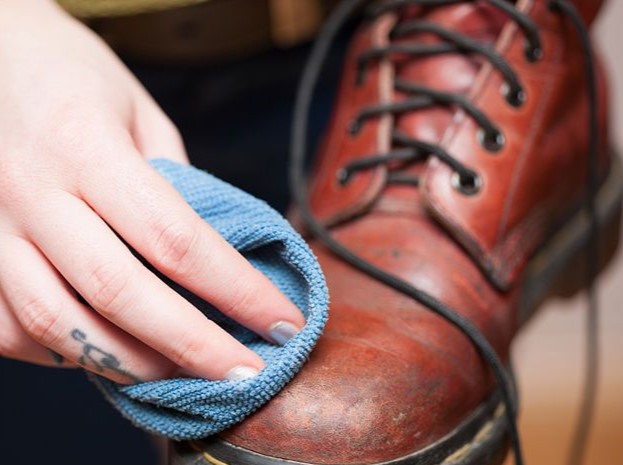 ¿Cómo hidratar y reparar el cuero agrietado de tus botas y chaquetas?