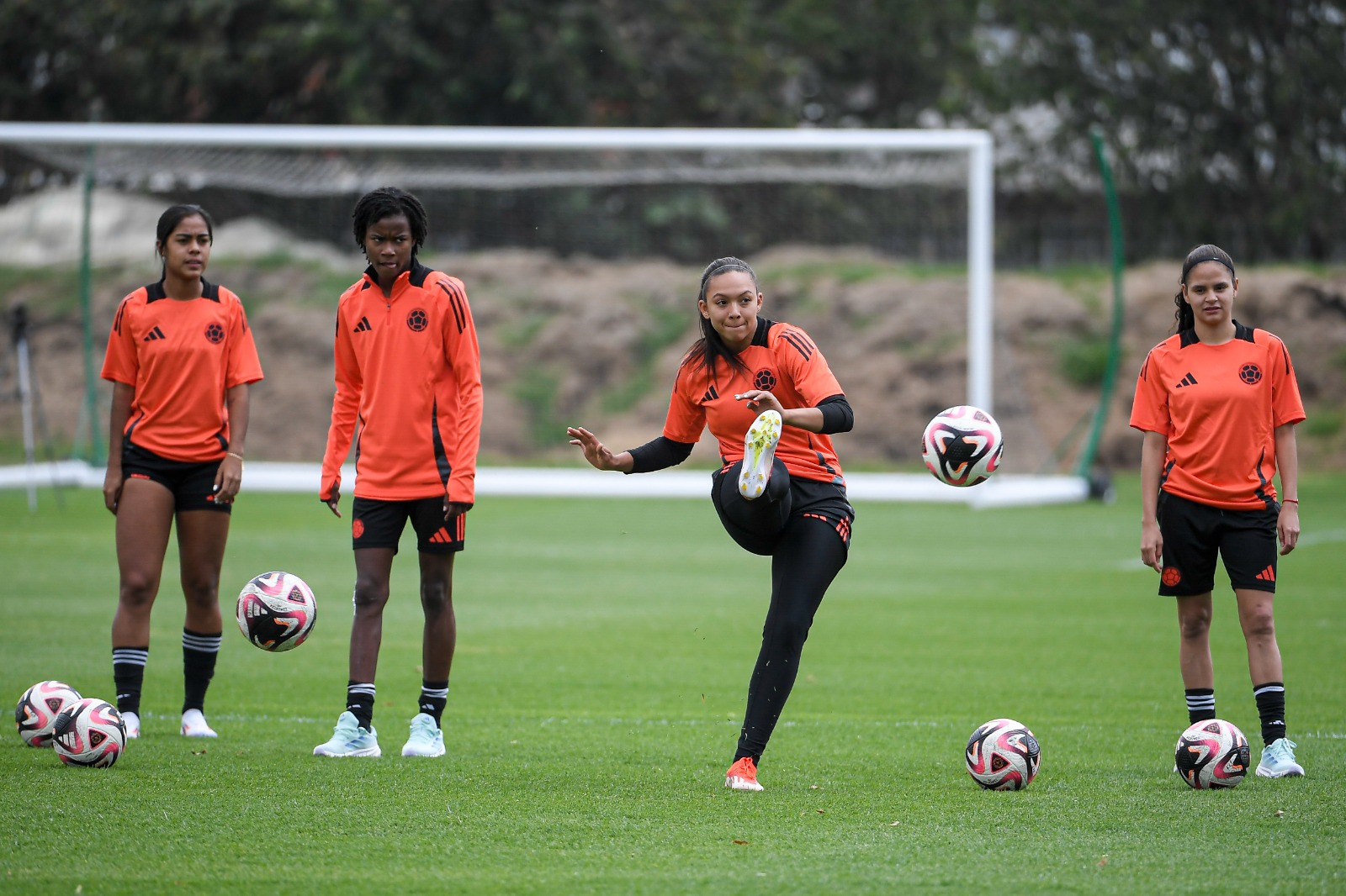 La portera Luisa Agudelo (de pantalón negro) es la jugadora más joven del plantel. Fue clave en el Mundial Sub-17 de India, en 2022, y viene de salir campeona con Deportivo Cali en la Liga BetPlay femenina.