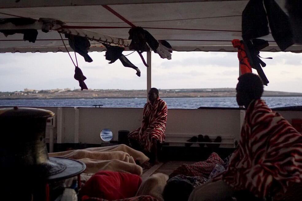 Open Arms permanece a la deriva a falta de un país que permita el desembarco de migrantes