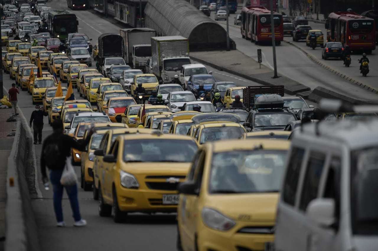 Tráfico en Bogotá colapsó por paro de taxistas