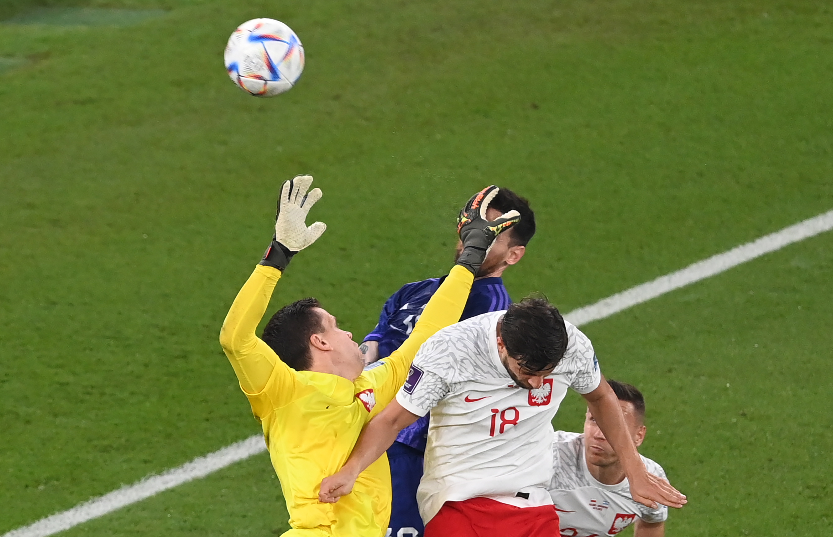Doha (Qatar), 30/11/2022.- Goalkeeper Wojciech Szczesny of Poland in action against Lionel Messi of Argentina during the FIFA World Cup 2022 group C soccer match between Poland and Argentina at Stadium 947 in Doha, Qatar, 30 November 2022. (Mundial de Fútbol, Polonia, Catar) EFE/EPA/Georgi Licovski