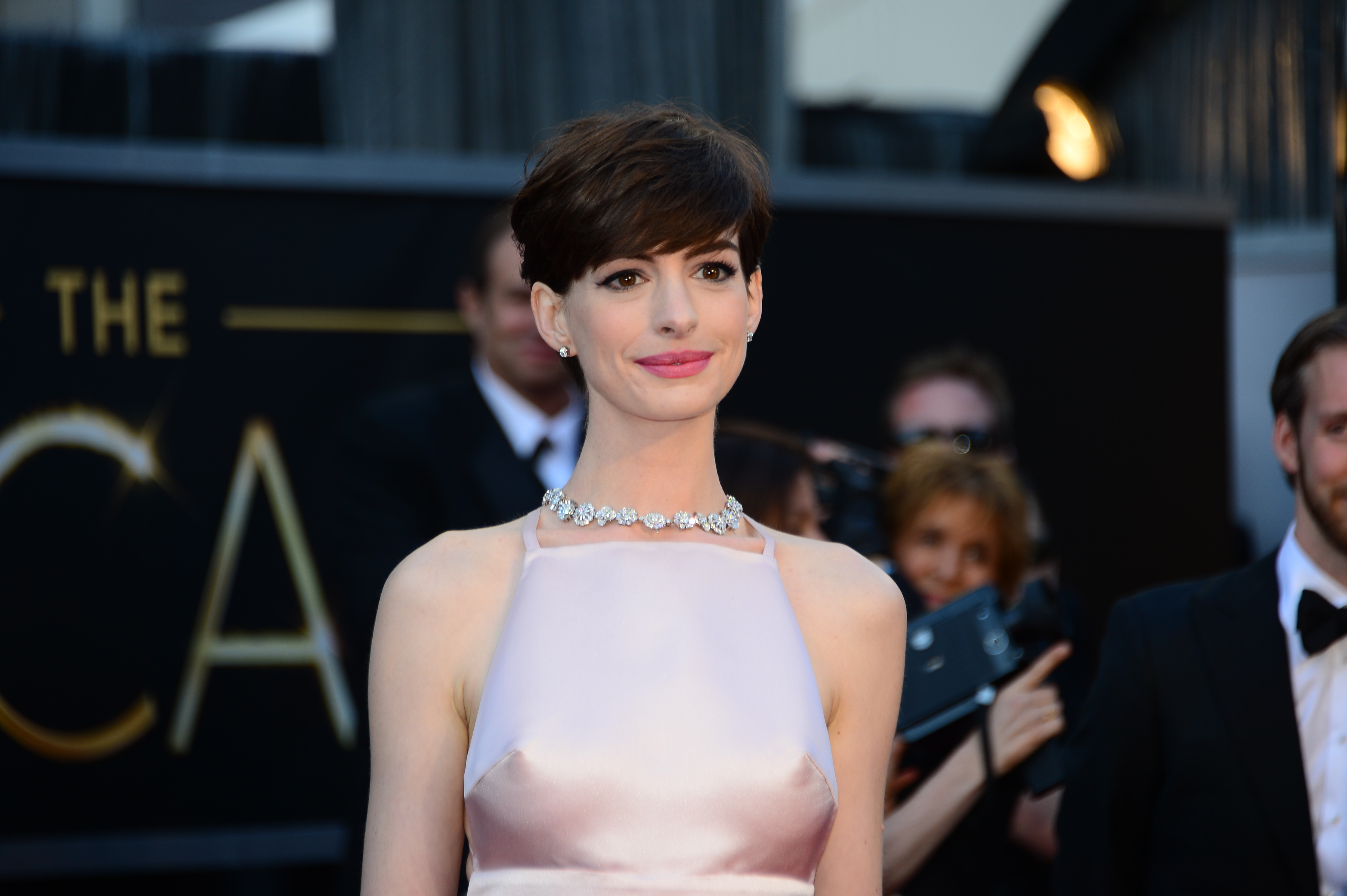 Anne Hathaway: su minivestido tipo Barbie en el desfile de Valentino