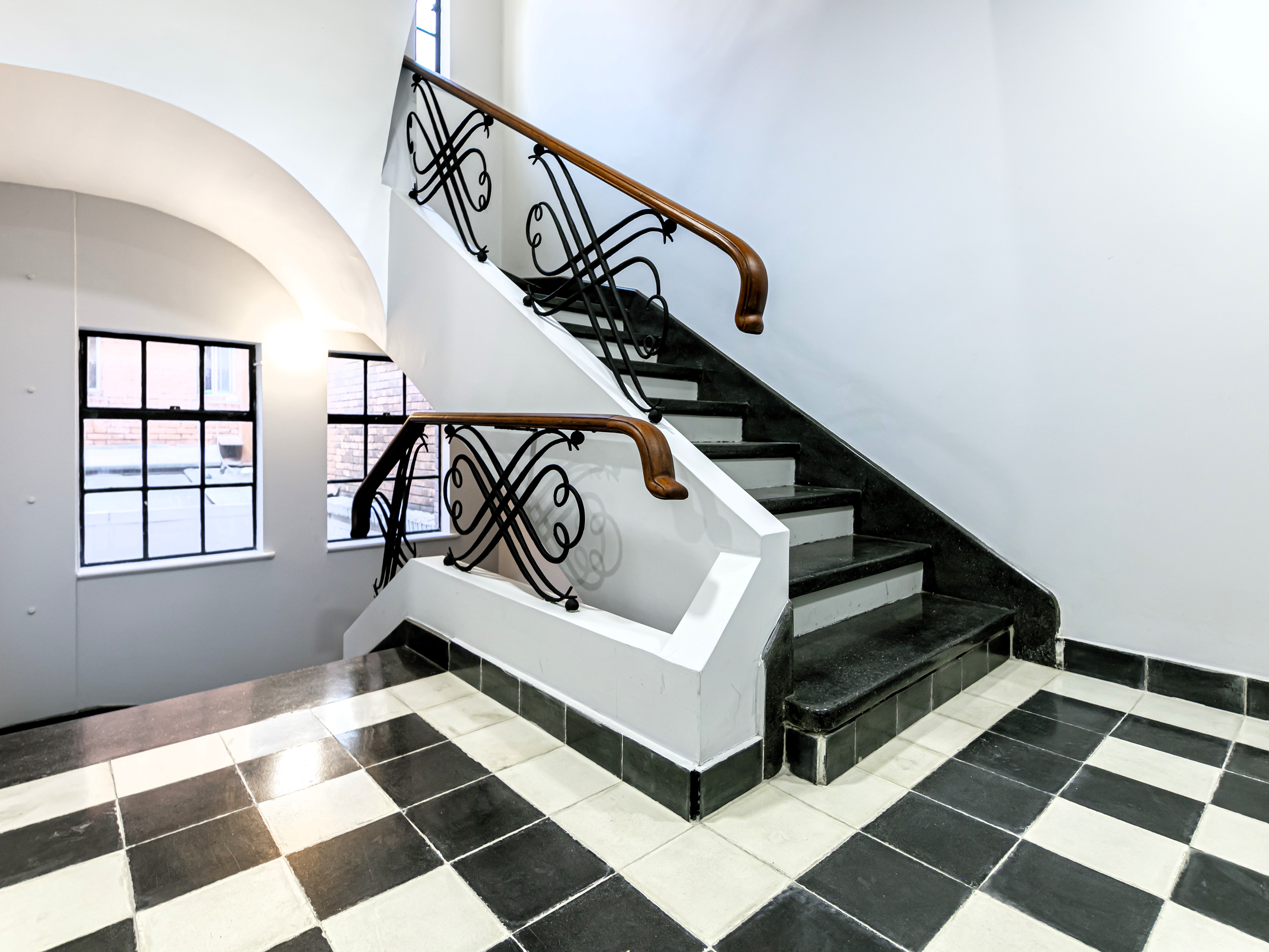 Escaleras, interior, edificio Acuña. Fueron preservadas en la restauración.
