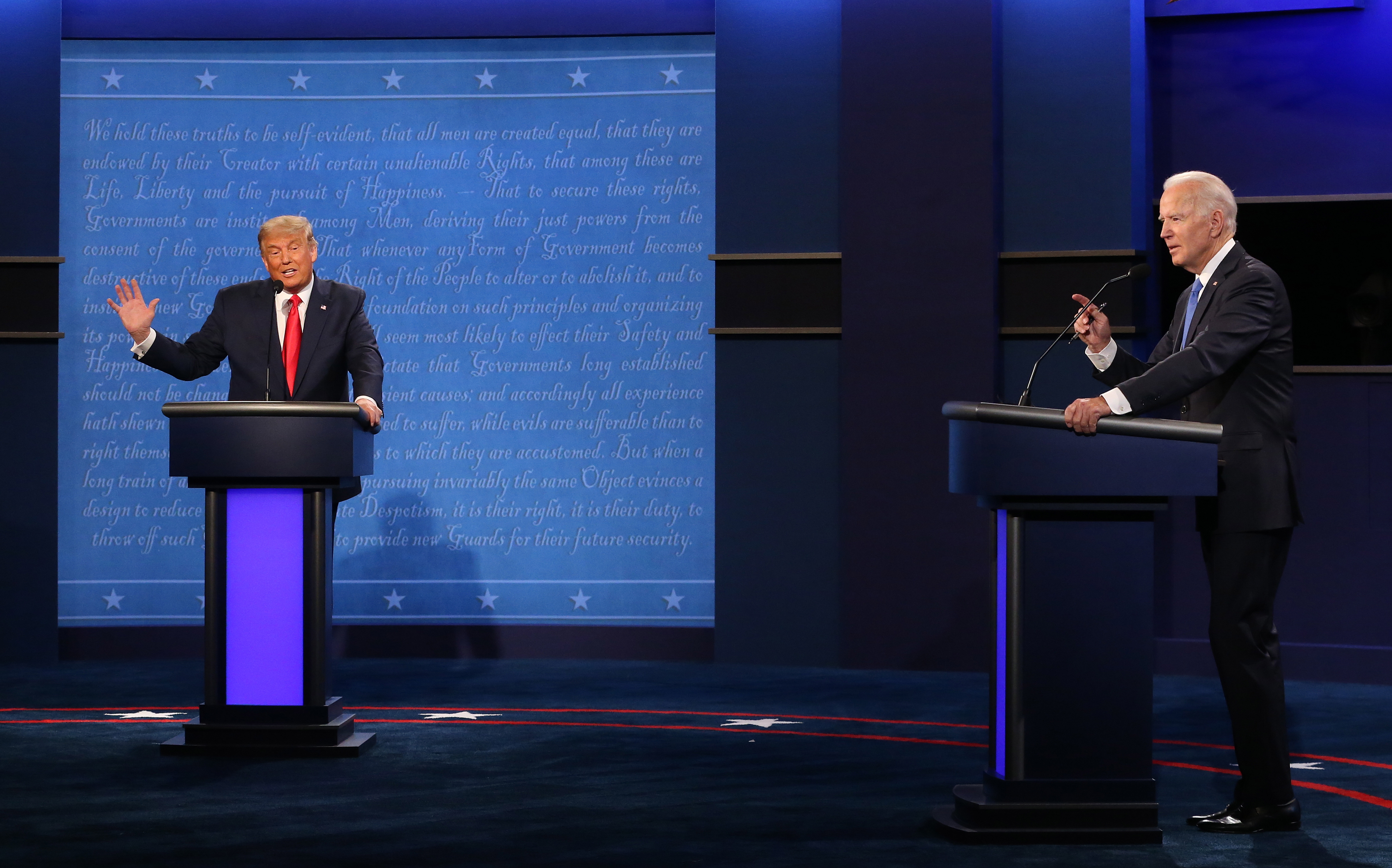 EA5166. NASHVILLE (ESTADOS UNIDOS), 04/03/2024.- Fotografía de archivo fechada el 22 de octubre de 2020 del entonces presidente y ahora candidato a la Presidencia, Donald J. Trump (i), junto al entonces candidato demócrata y actual presidente en busca de reelección, Joe Biden, durante un debate presidencial en el Curb Event Center de la Universidad Belmont en Nashville, Tennessee (EE.UU.). Este martes es el día grande de las primarias presidenciales en Estados Unidos, una fecha clave conocida como supermartes en la que se reparten el mayor número de delegados en un solo día -más del 35 %- y que puede dejar las candidaturas prácticamente resueltas para Joe Biden y Donald Trump. EFE/ Michael Reynolds ARCHIVO