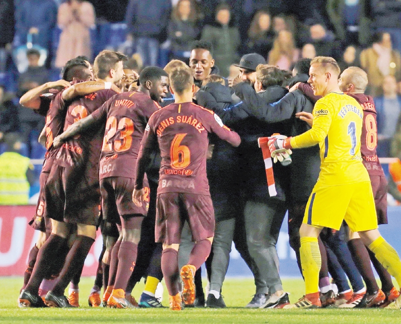 Nuevo doblete del Barcelona en el adiós del gran Iniesta
