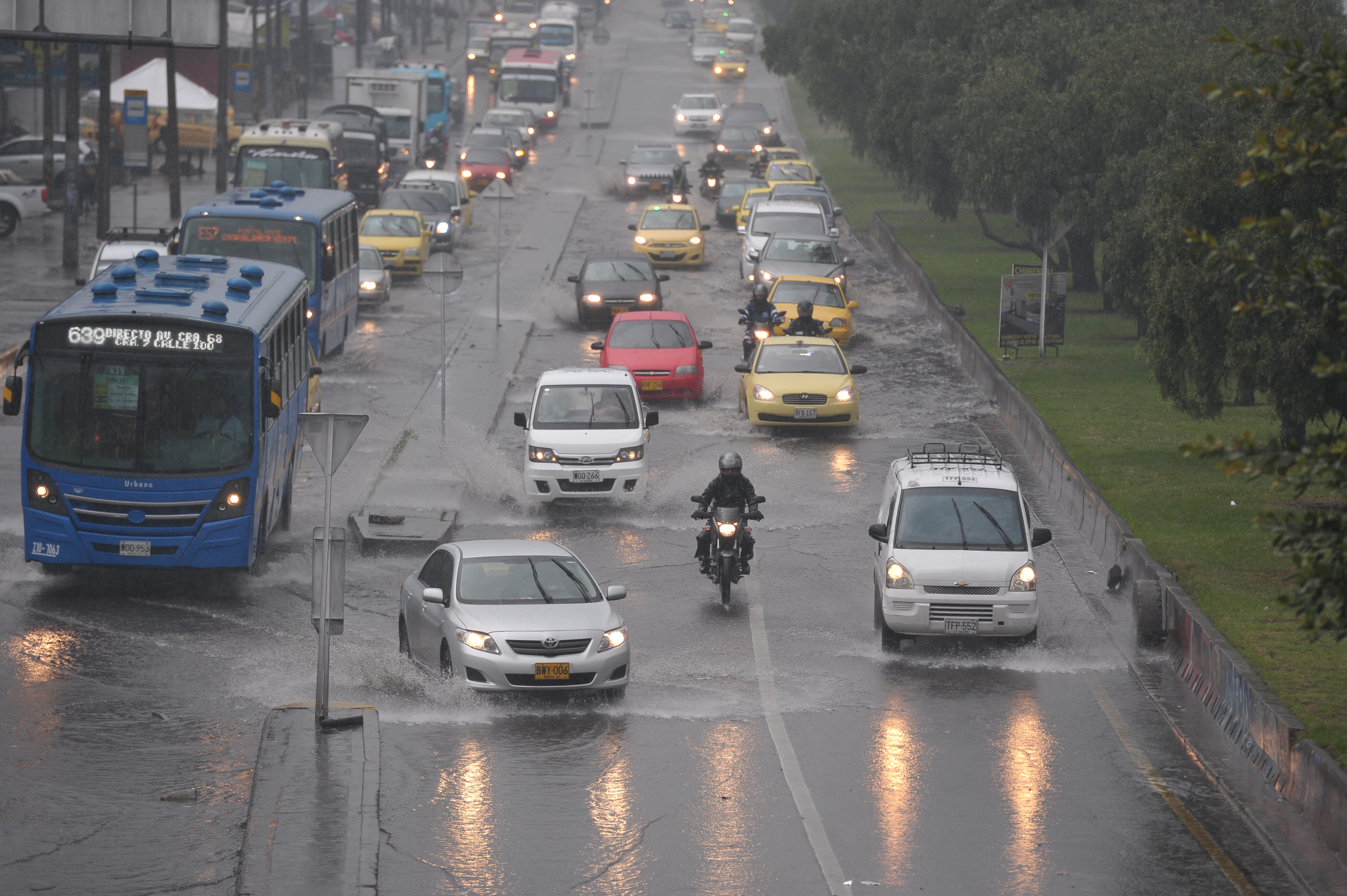 Fuertes lluvias en Bogotá causaron caos en movilidad y retrasos en El Dorado