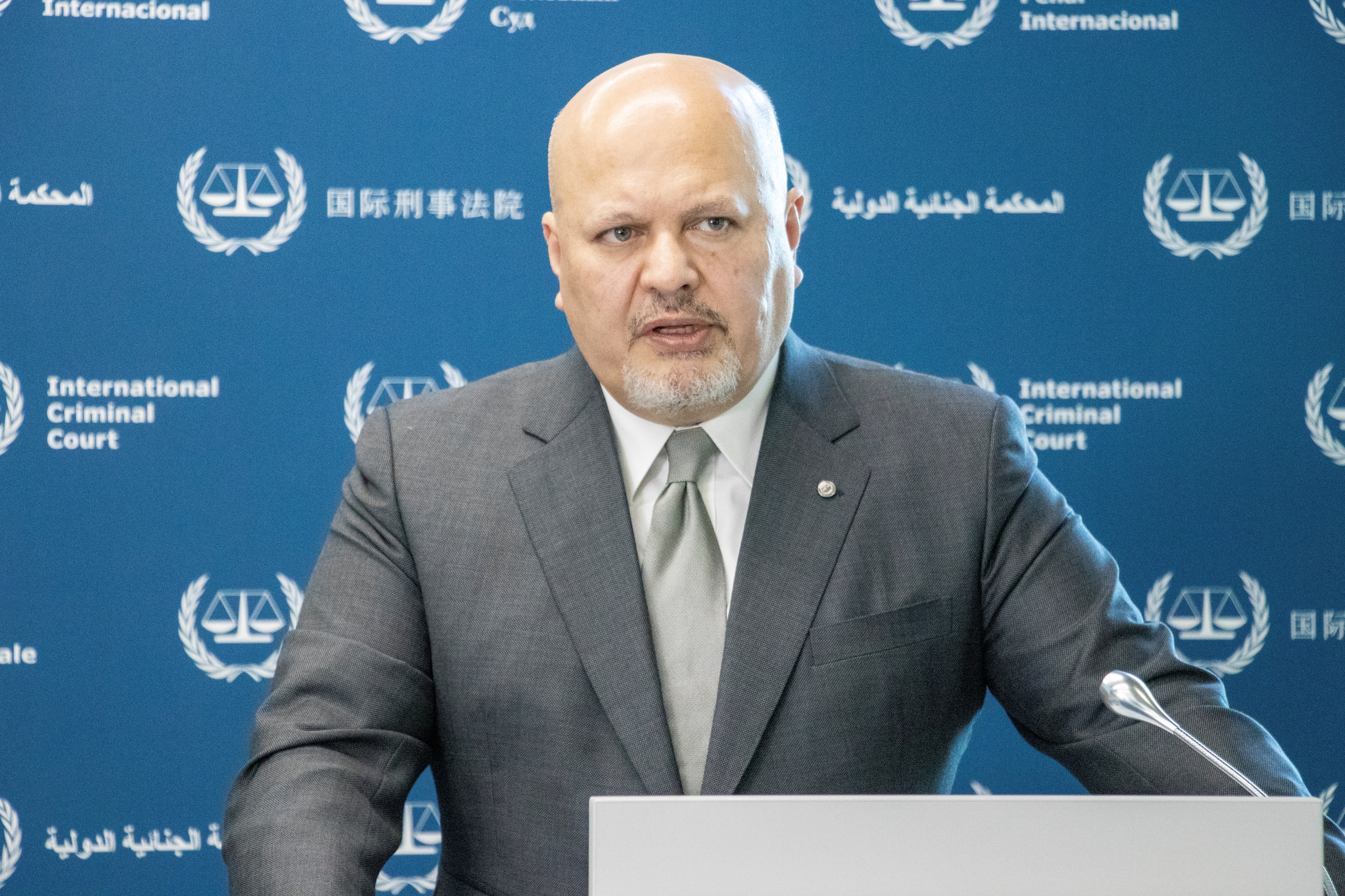LA HAYA (PAÍSES BAJOS), 17/02/2022.- El fiscal jefe de la Corte Penal Internacional, Karim Khan, ofrece declaraciones a los medios frente a la Corte Penal Internacional en la ciudad neerlandesa de La Haya. El presidente de Colombia, Iván Duque, dijo este jueves durante una visita a la Corte Penal Internacional (CPI) que los actuales macrocasos de la Jurisdicción Especial para la Paz (JEP) por crímenes del grupo guerrillero FARC-EP y de fuerzas de seguridad del Estado “no solo tendrán una pronta evaluación, sino que también veremos sentencias”. EFE/David Morales Urbaneja