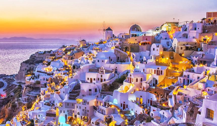 9. Santorini, cuando el sol se oculta entre las islas griegas: otro mágico y romántico atardecer imprescindible es el de Santorini. Esta isla del mar Egeo combina a la perfección paisajes de ensueño y visitas culturales en las que uno puede sentirse como una auténtica divinidad de la Antigua Grecia.

De hecho, el toque romántico de las islas griegas no es casualidad, ya que suele ser el destino habitual para numerosas lunas de miel.