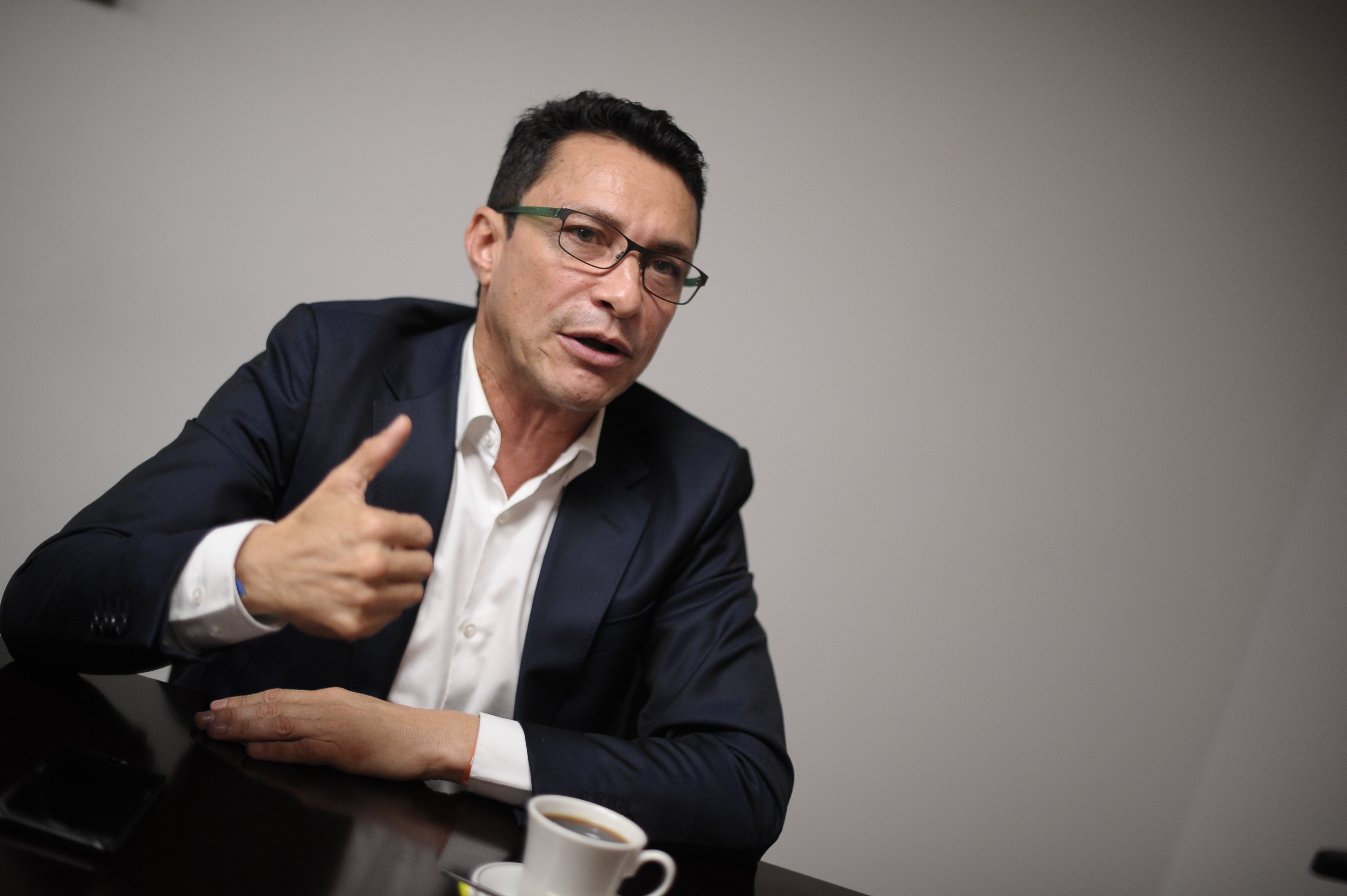 Gobernador Carlos Caicedo advierte posibles irregularidades en el Plan Magdalena Renace