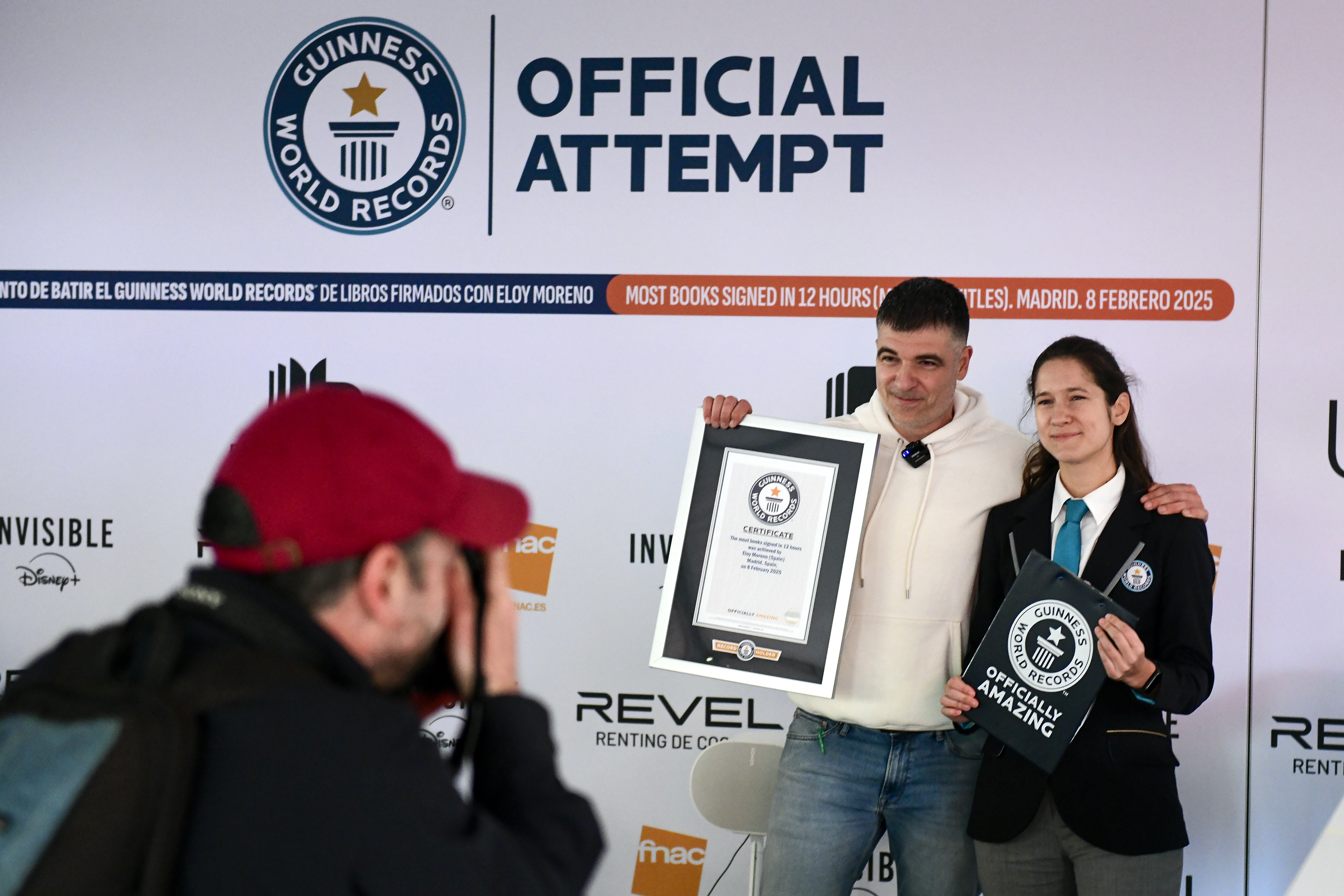 El escritor Eloy Moreno firma 11.088 libros en doce horas: bate el récord Guinness