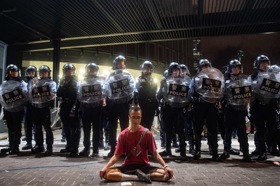 La policía se reúne en un mitin contra una controvertida propuesta de ley de extradición en Hong Kong el 10 de junio de 2019.
 / AFP