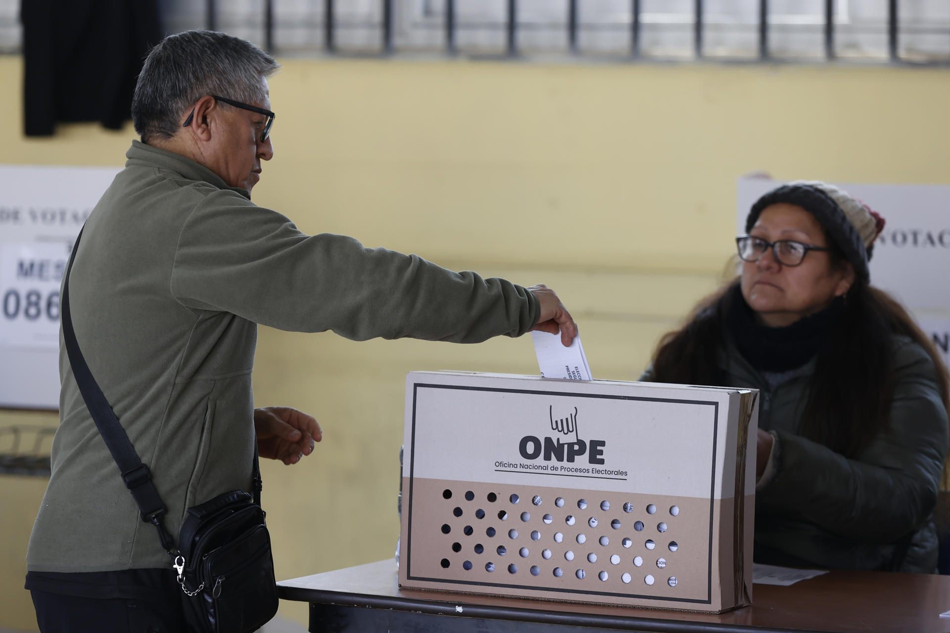 AME9425. SANTIAGO (CHILE), 07/06/2026.- Un hombre deposita su voto en una urna este domingo, durante la segunda vuelta de las elecciones presidenciales en Perú, en Santiago (Chile). EFE/ Elvis González