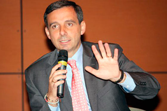 Denuncian represalias del Distrito por firmar revocatoria de Petro