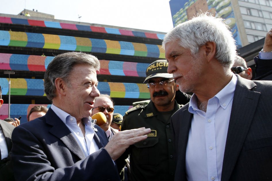 El presidente Juan Manuel Santos y el alcalde Enrique Peñalosa caminaron por el centro de la ciudad antes de la reunión. /Agencia EFE
