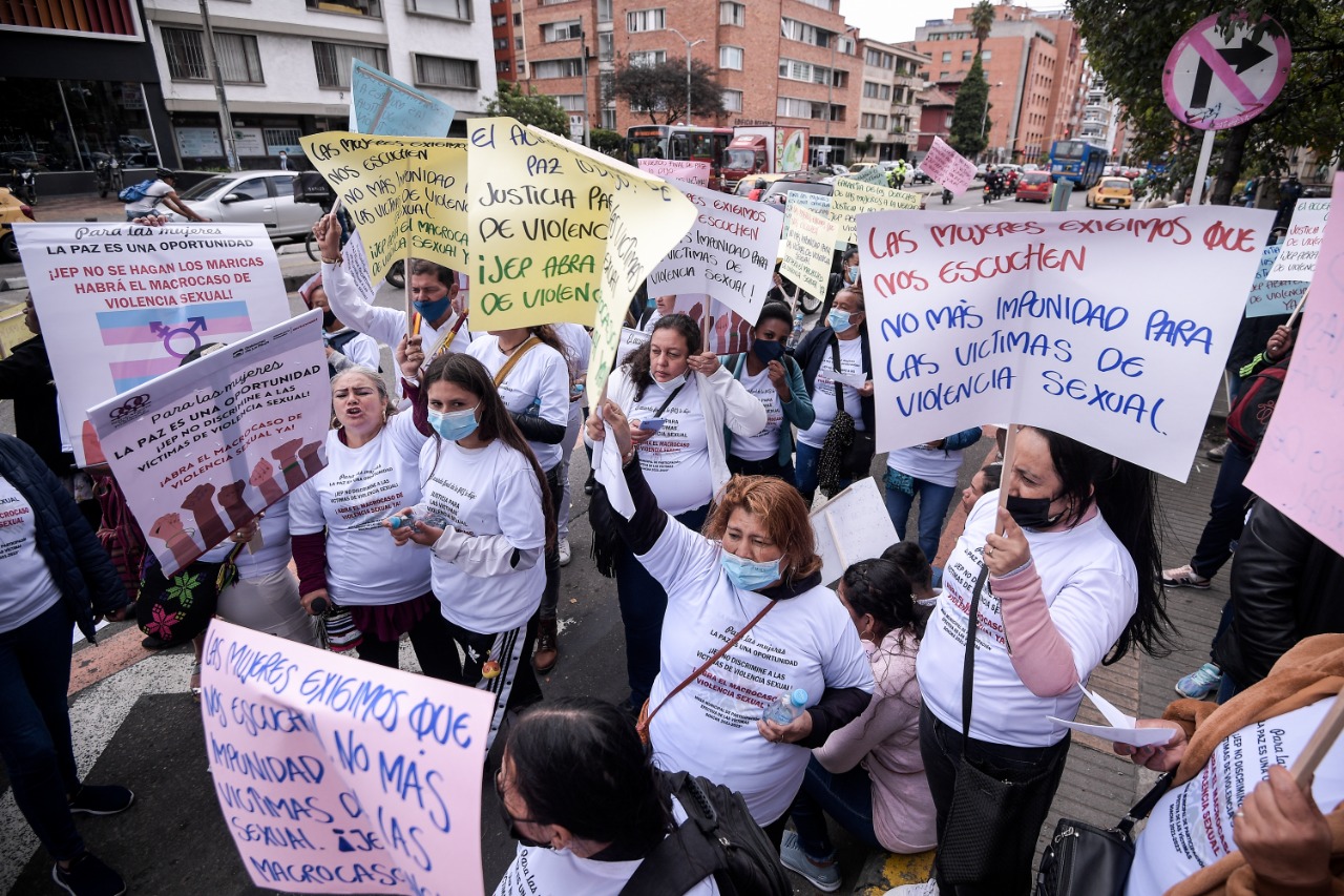Mujeres que sufrieron violencia sexual en la guerra le exigen a la JEP que abra una investigación y que les dé respuestas sobre sus casos, en el marco del día de la dignidad de las víctimas de violencia sexual en el conflicto, que se conmemora este 25 de mayo.