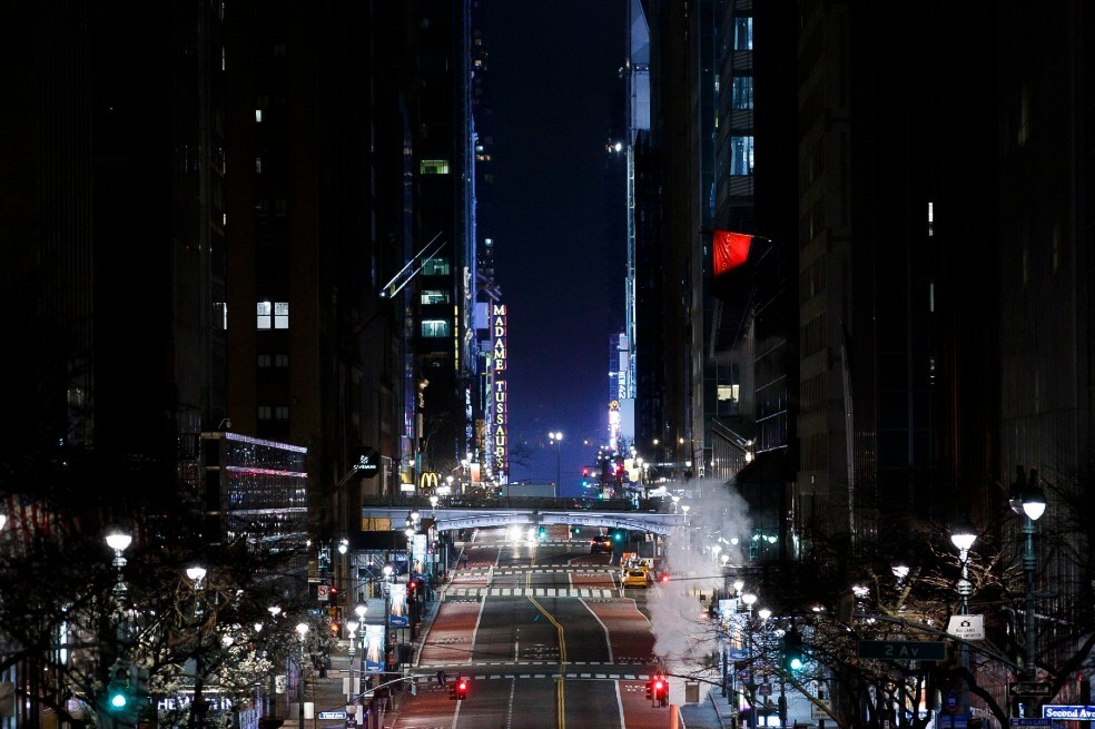 La popular calle 42 en Nueva York, EE. UU., luce casi vacía el 25 de marzo de 2020. / EFE