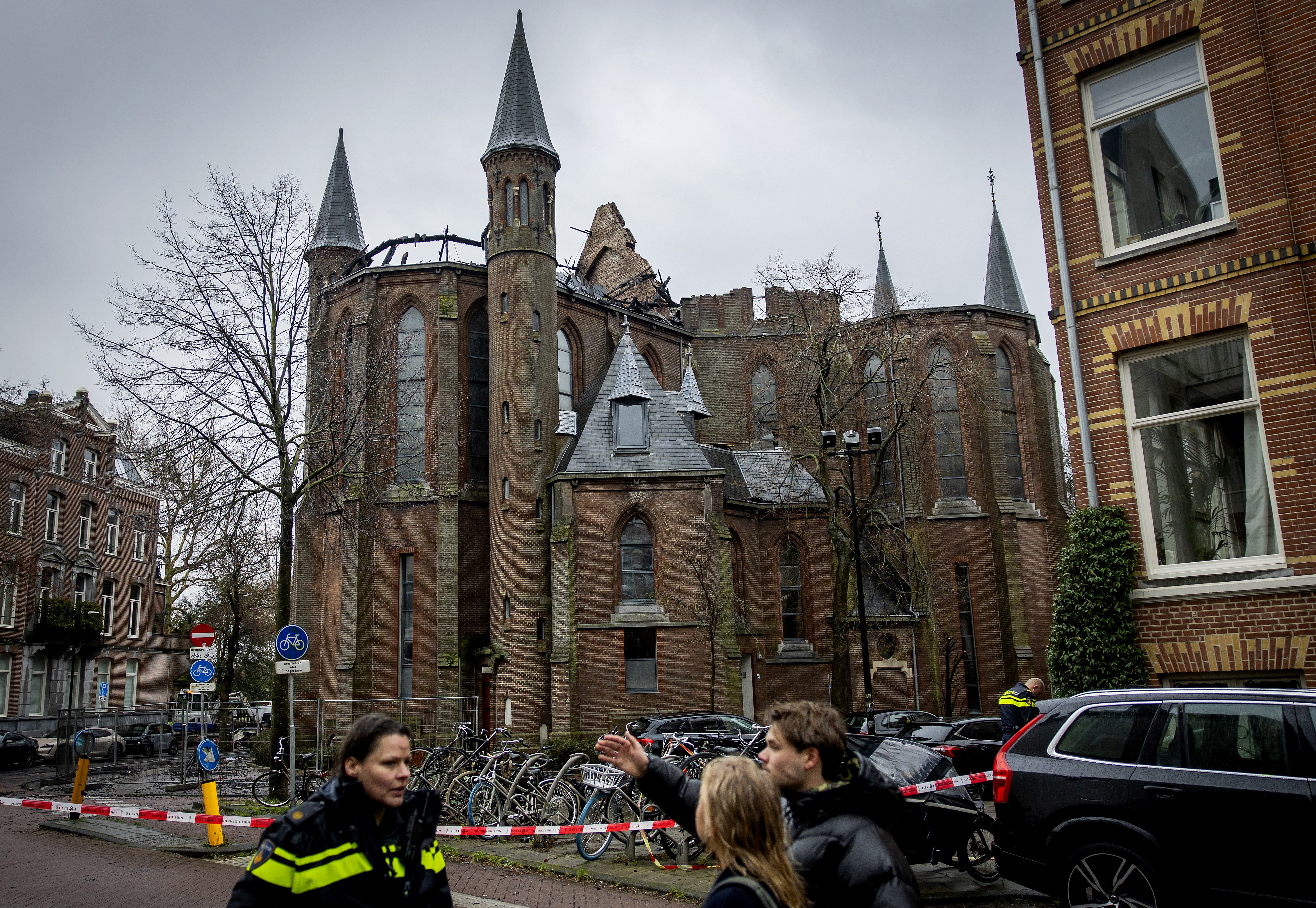 Una fotografía tomada el 1 de enero de 2026 muestra la iglesia Vondelkerk después de que una de las torres se incendiara, durante la víspera de Año Nuevo, en Ámsterdam.