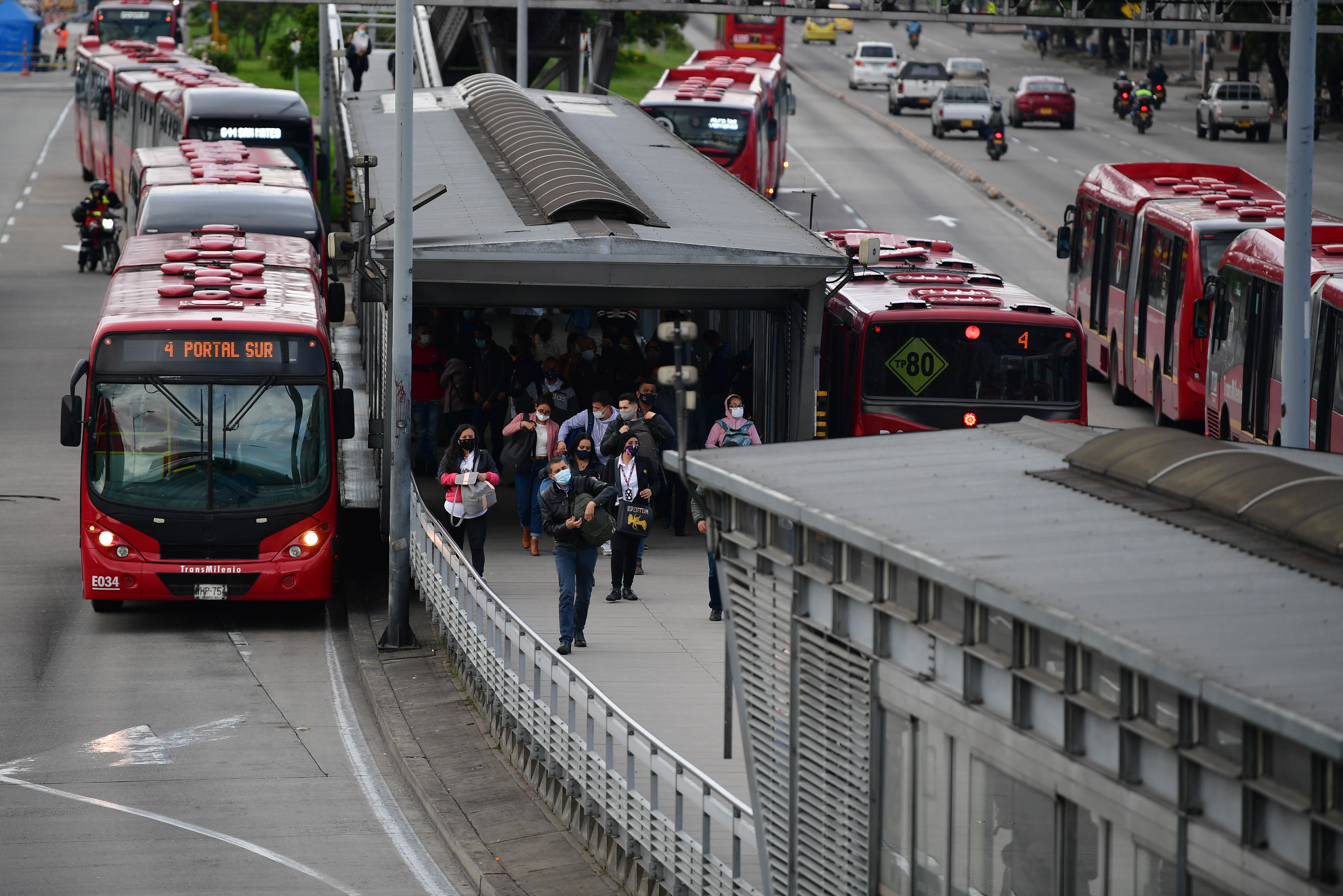 Aglomeraciones en portales, estaciones y buses del sistema de Transmilenio durante la cuarentena por Covid-19.