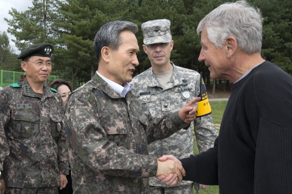 El secretario de Defensa de EE.UU., Chuck Hagel, saluda a su homólogo surcoreano./ AFP