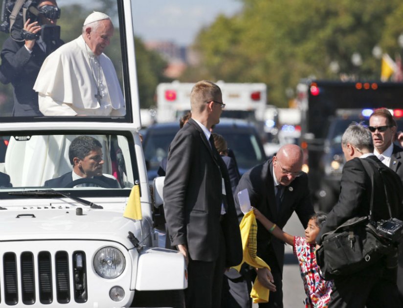 Niña hispana logra entregar al papa carta en defensa de inmigrantes