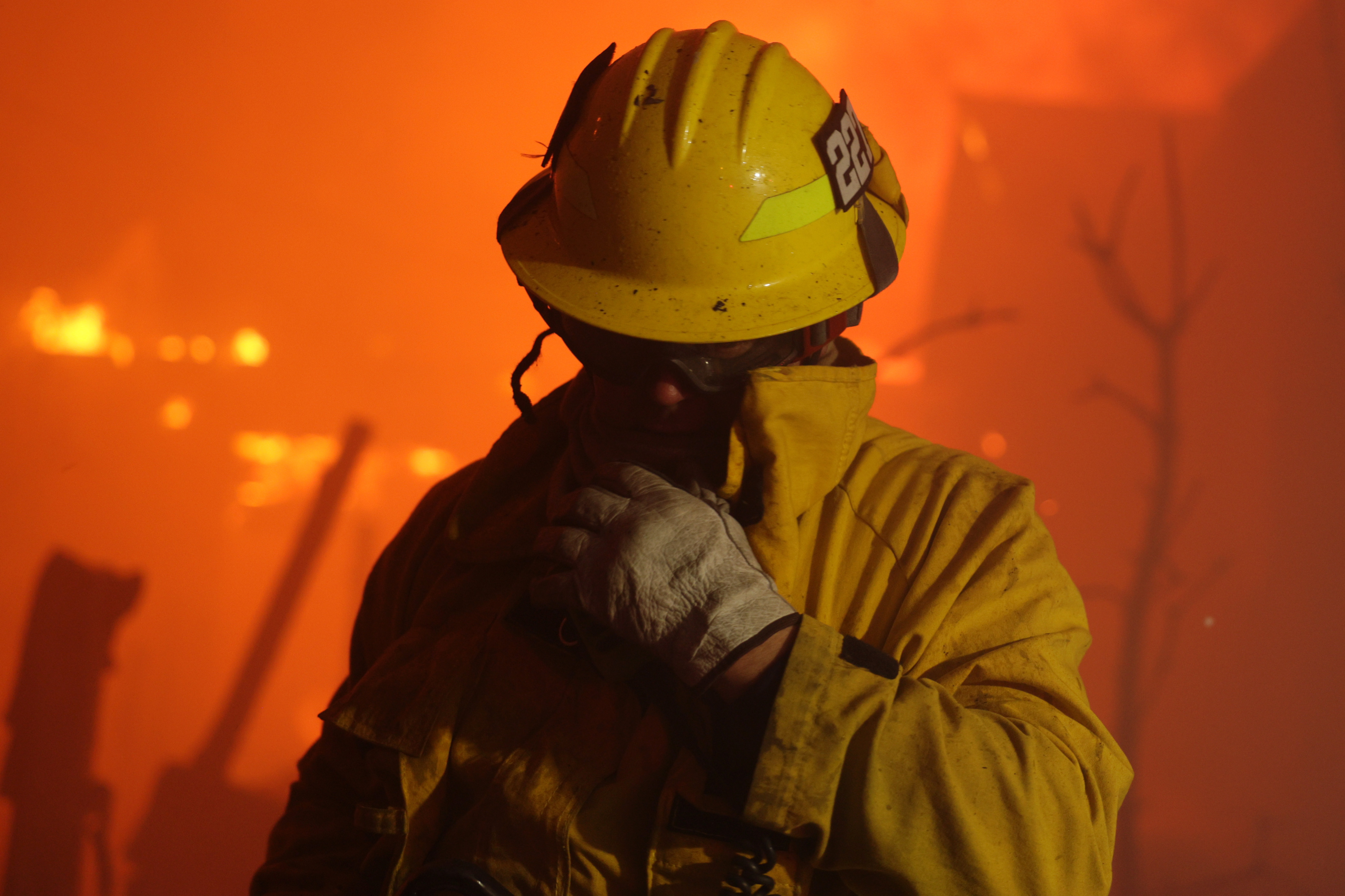 Los Angeles (United States), 08/01/2025.- A firefighter reacts from smoke during the Palisades wildfire in Pacific Palisades, Los Angeles, California, USA, 07 January 2025. According to the National Weather Service, large portions of the Los Angeles area are under extreme wildfire risk from 07 to 08 January due to high winds and dry conditions. (incendio forestal) EFE/EPA/ALLISON DINNER