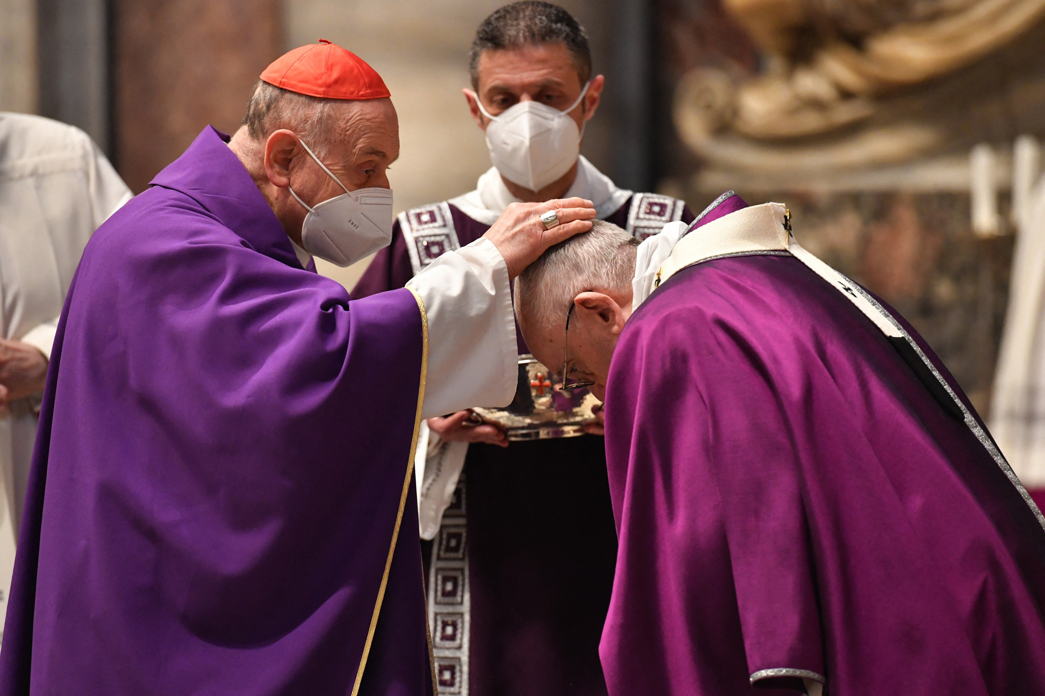 “Todos tenemos enfermedades espirituales” pero que “solos no podemos curarlas. Todos tenemos vicios arraigados, solos no podemos extirparlos; todos tenemos miedos que nos paralizan, solos no podemos vencerlos”, añadió.