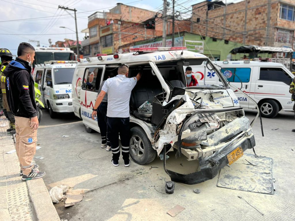 Dos heridos tras accidente entre ambulancia y camión de oxígeno en Bosa