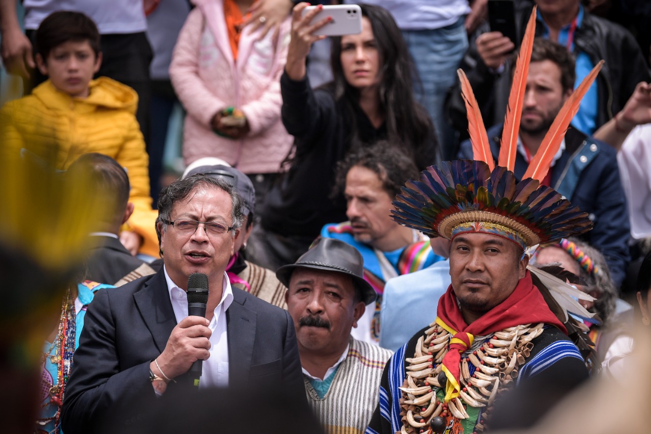 Petro inició su discurso parado desde la zona en la que realizaban los actos espirituales, y algunos asistentes empezaron a gritar que se subiera a la tarima.