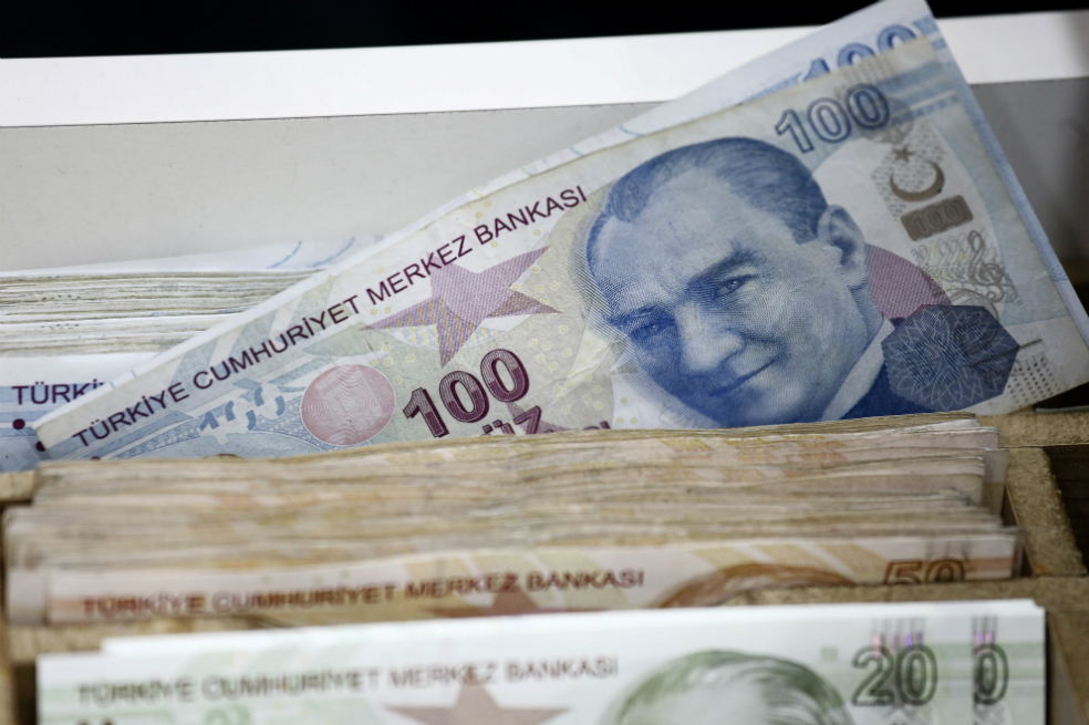 Encarcelan a político que comentó sobre el desplome de la lira turca en Twitter