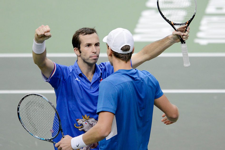 omas Berdych y Radek Stepanek vencieron en cuatro sets, por 3-6, 7-5, 7-5 y 6-3, a los españoles Marcel Granollers y Marc López. Foto: EFE