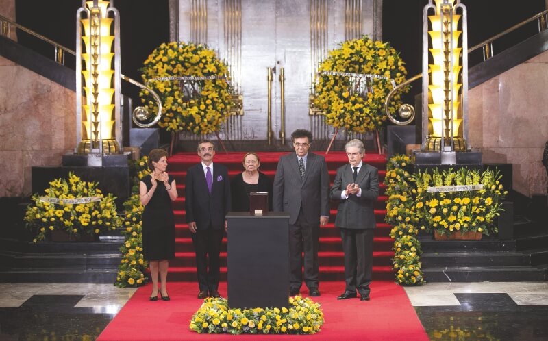 Gabriel García Márquez murió en ciudad de México el Jueves Santo de 2014, a los 87 años de edad, y sus cenizas reposan en el claustro La Merced, en Cartagena.