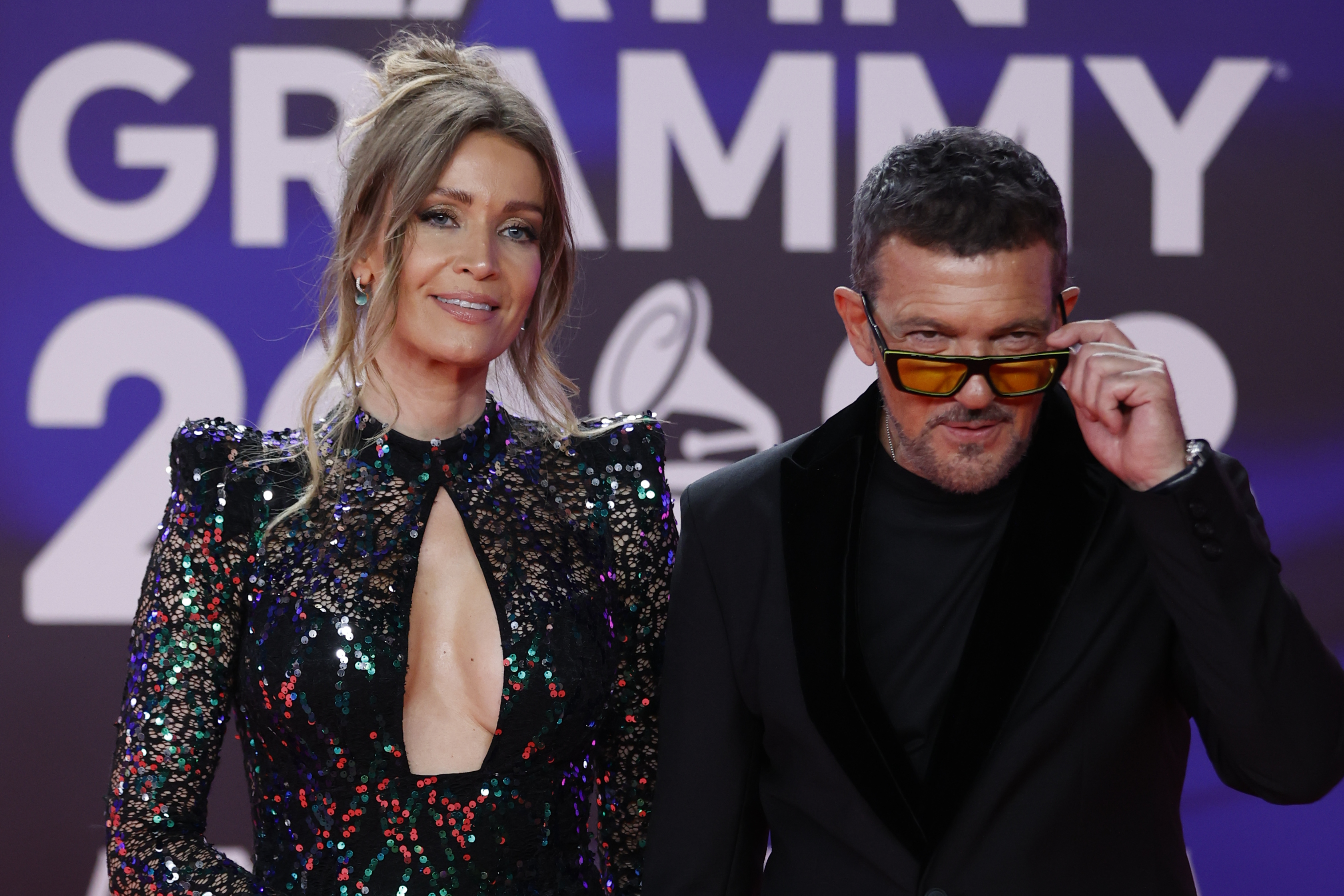 Los Latin Grammy premian a Antonio Banderas por su apuesta por la música y el arte