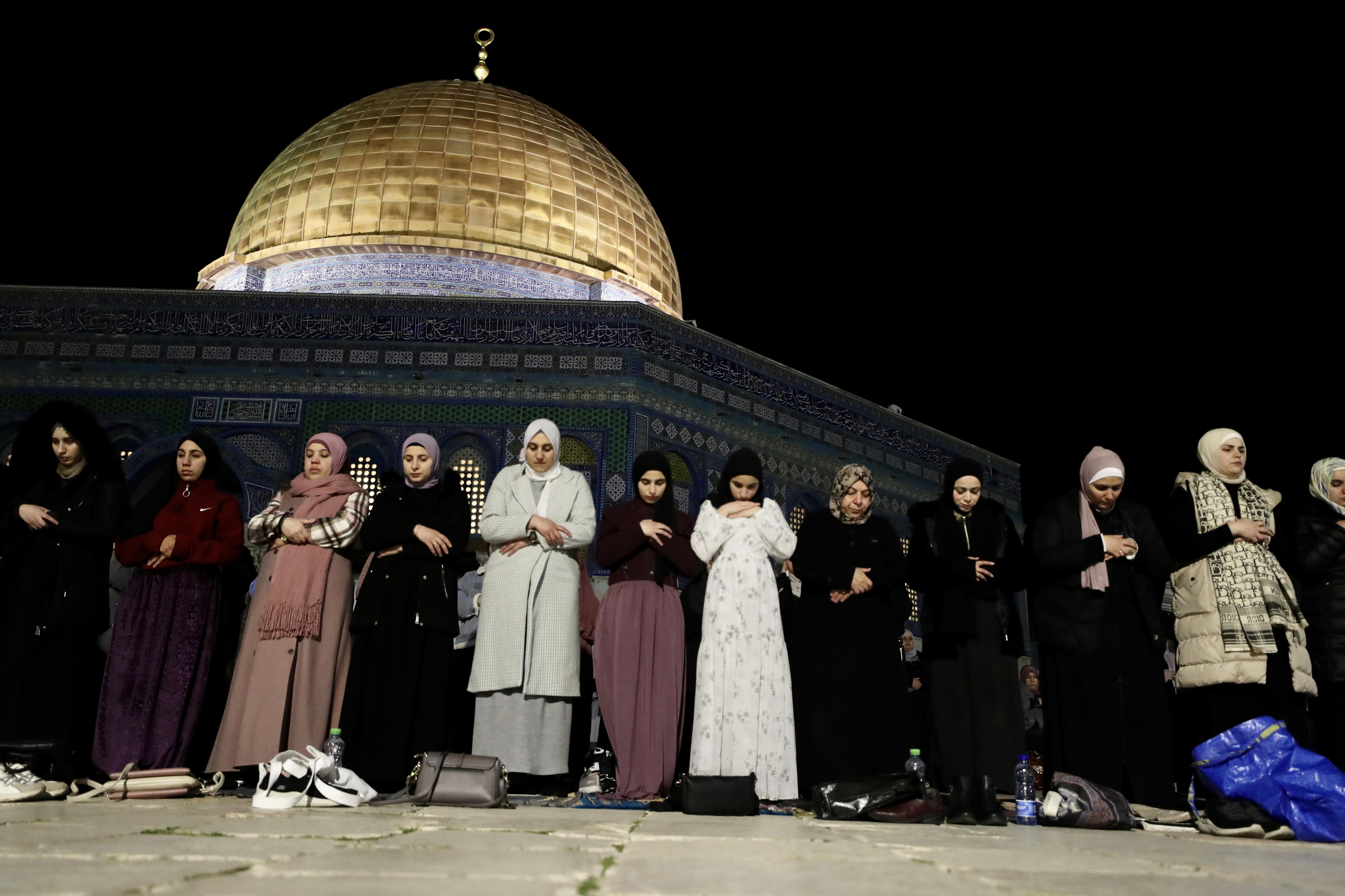 Jerusalem (--), 11/03/2024.- Palestinians attend the 'Tarawih' prayer at the al-Aqsa Mosque compound in Jerusalem'Äôs Old City during the first day of the holy fasting month of Ramadan, 11 March 2024. Border Police officers were deployed in the streets of Old Jerusalem and at the gates leading to al-Aqsa Mosque. Most Muslims worldwide are expected to start observing Ramadan fasting and rites related to it on 11 March. The Muslims' holy month of Ramadan is the ninth month in the Islamic calendar and it is believed that the revelation of the first verse in the Koran was during its last 10 nights. It is celebrated yearly by praying during the night time and abstaining from eating, drinking, and sexual acts during the period between sunrise and sunset. It is also a time for socializing, mainly in the evening after breaking the fast and a shift of all activities to late in the day in most countries (Jerusalén) EFE/EPA/JAMAL AWAD