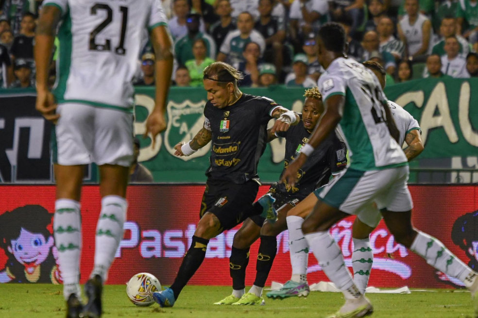 Dayro Moreno (cent.), con Once Caldas, jugando en Palmira.