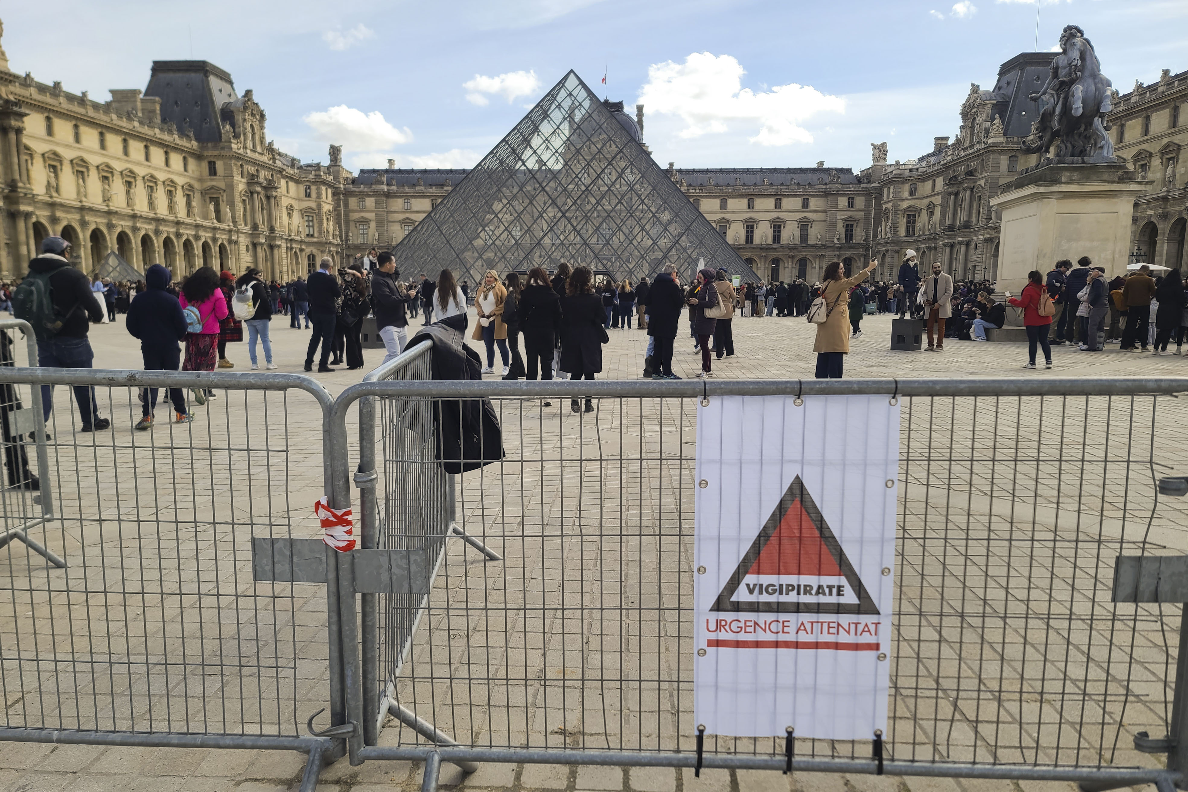 Grupo que asumió el atentado de Moscú está detrás de  intentos en Francia: Macron