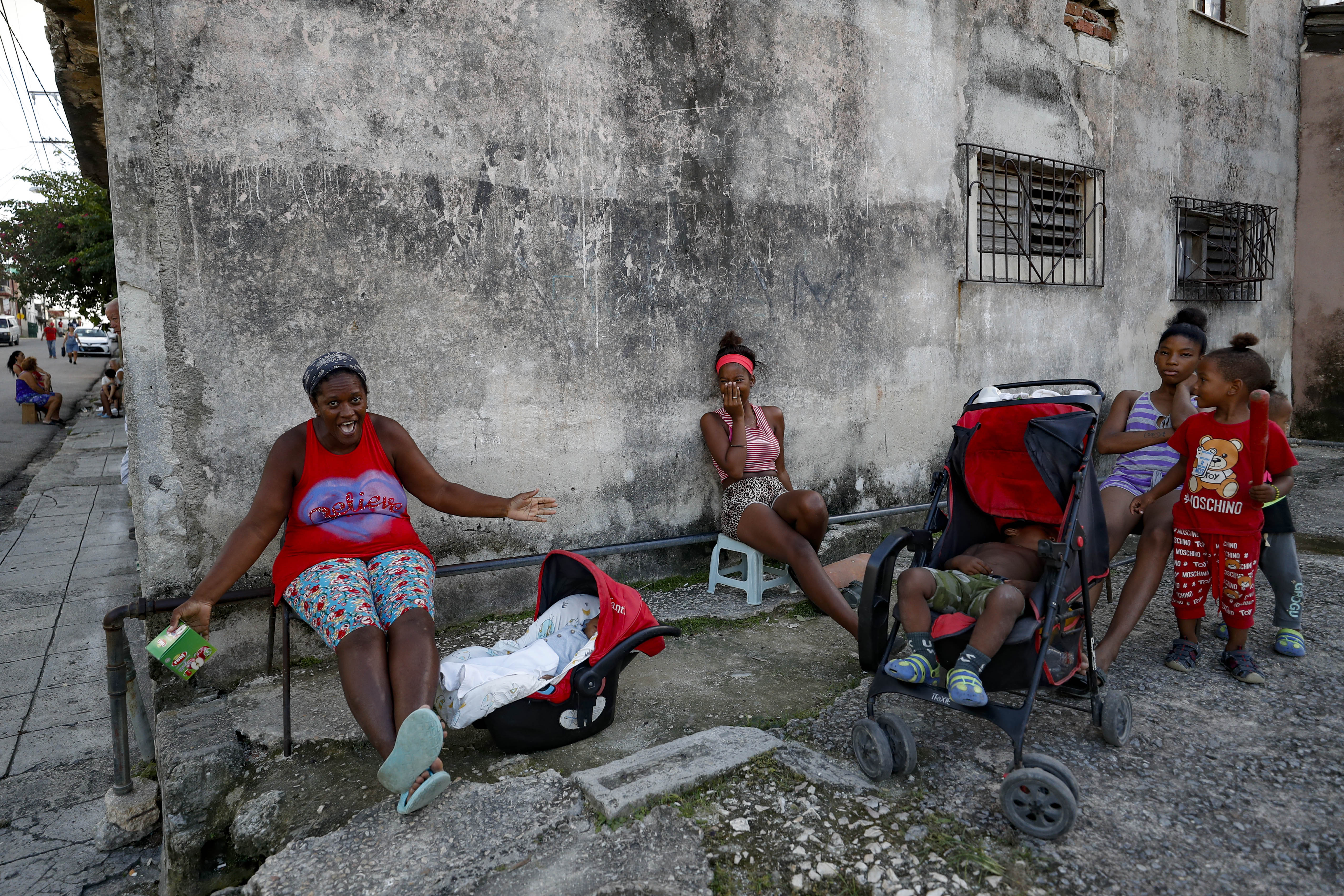 -FOTODELDÍA- AME9275. LA HABANA (CUBA), 21/10/2024.- Fotografía del 20 de octubre de 2024 de personas descansando afuera de sus casas durante un apagón nacional, en La Habana (Cuba). La estatal Unión Eléctrica (UNE) de Cuba informó este lunes de que ya alrededor del 50 % de los pobladores de La Habana cuentan con suministro energético, tras casi 72 horas del apagón total registrado en la isla. EFE/ Yander Zamora